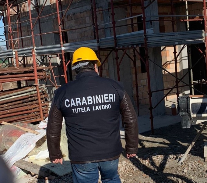 Era in malattia per infortunio sul lavoro ma veniva impiegato “in nero” nel cantiere edile a Codognè
