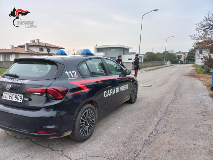 Entrano nella casa del commerciante di Loria e la “ripuliscono” di contanti: poi gli svuotano anche il conto