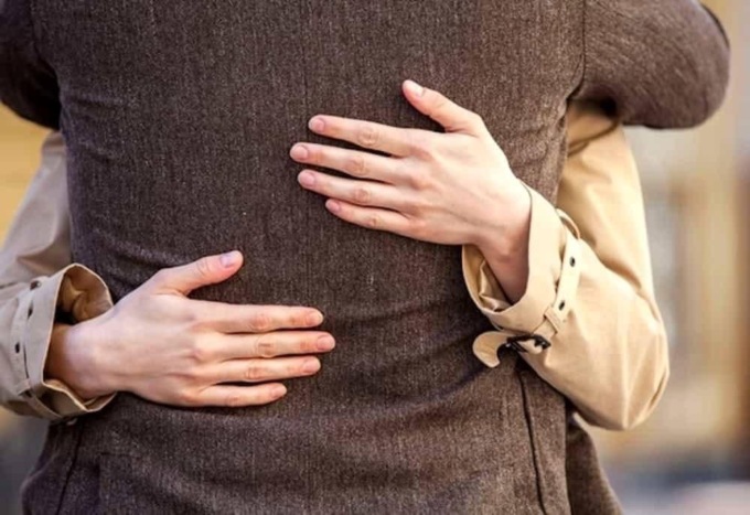 “Devo misurare il battito cardiaco”: beccato il sedicente infermiere che derubava gli anziani con la tecnica dell’abbraccio