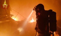 Tragedia sfiorata, l'incendio devasta la casa: papà salva moglie e figli appena in tempo