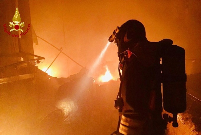 Tragedia sfiorata, l’incendio devasta la casa: papà salva moglie e figli appena in tempo
