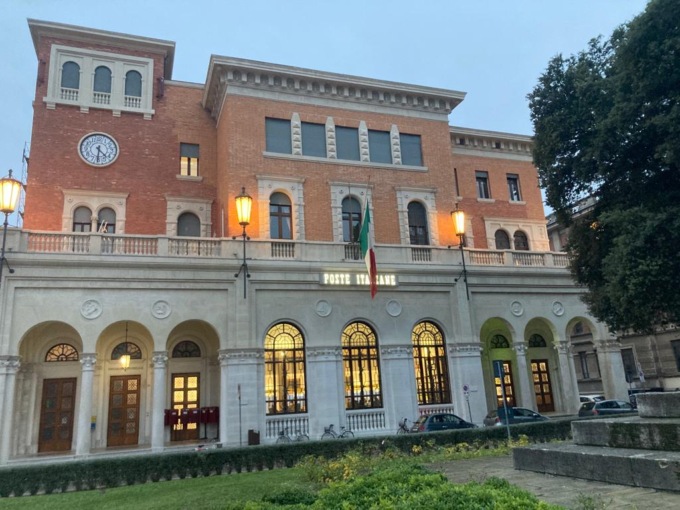 Via le impalcature dalle poste di piazza Vittoria, si riscoprono i colori originali