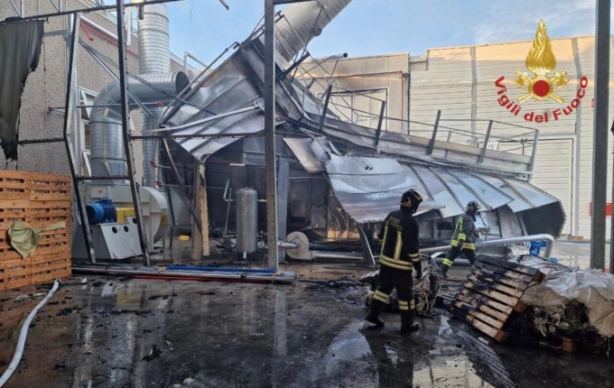 Esplosione nel mobilificio, poi l’incendio: Vigili del fuoco al lavoro