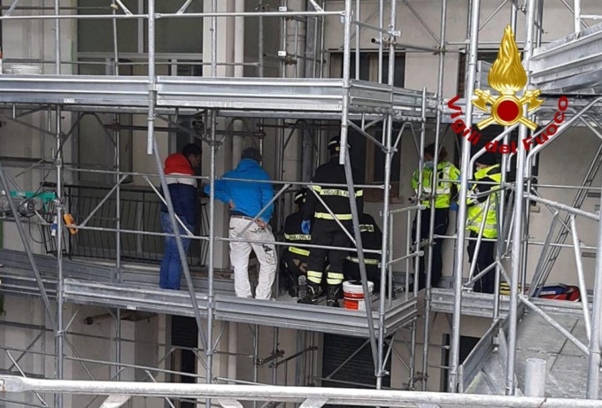 Operaio si sente male e si accascia sul ponteggio