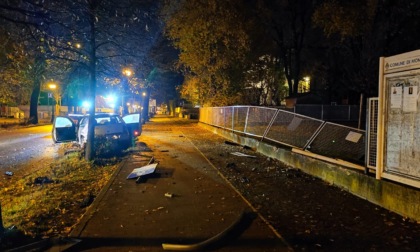 Montebelluna, ubriaco al volante travolge tutto: cartelli abbattuti e recinzione della scuola distrutta