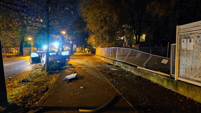 Montebelluna, ubriaco al volante travolge tutto: cartelli abbattuti e recinzione della scuola distrutta