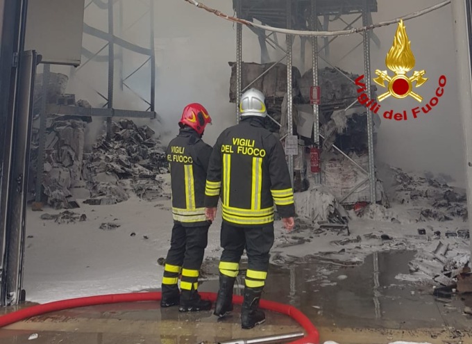 Casale sul Sile, video e foto dell’incendio al capannone della Segafredo