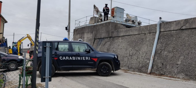 Dal canale affiora una misteriosa sagoma scura: è il cadavere di un 80enne