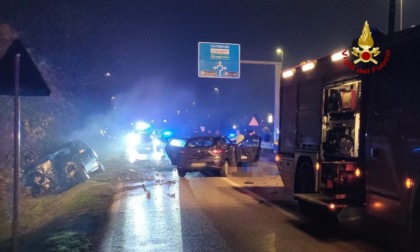 Scende dall'auto dopo l'incidente: travolto e ucciso da una Renault Clio