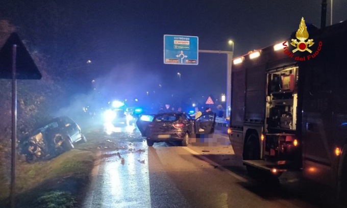 Scende dall’auto dopo l’incidente: travolto e ucciso da una Renault Clio
