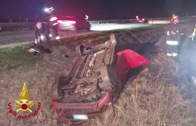 Perde il controllo dell’auto che si rovescia nel canale: donna viva per miracolo