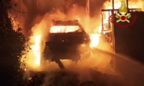 Le immagini dello spaventoso incendio a Castelfranco: in fiamme anche un'auto