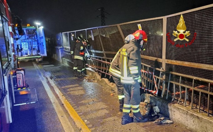 Auto sbanda e centra il muretto del sovrappasso ferroviario: l’intervento per la rimozione dei calcinacci