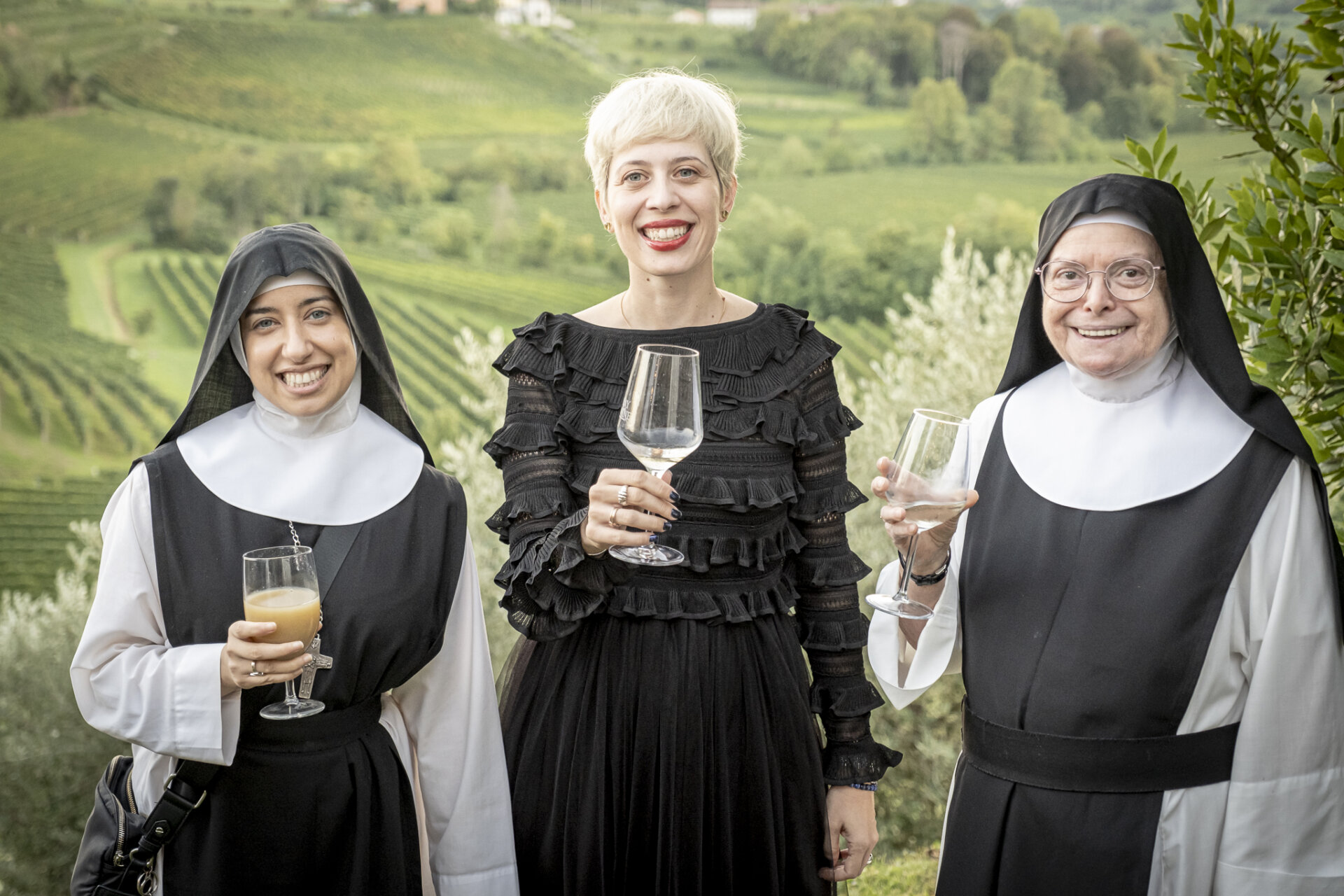 (da sx) Madre Abbadessa Aline Pereira, Sarah dei Tos, Suor Maria Paola