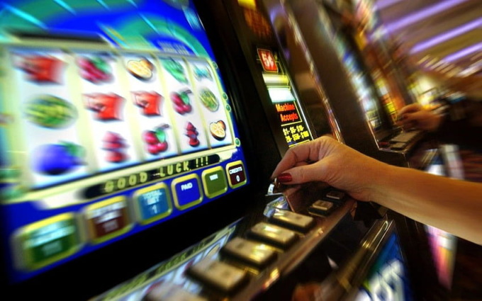 Razzia nella notte alla sala slot di Quinto di Treviso, scassinate una decina di macchinette. Caccia ai malviventi