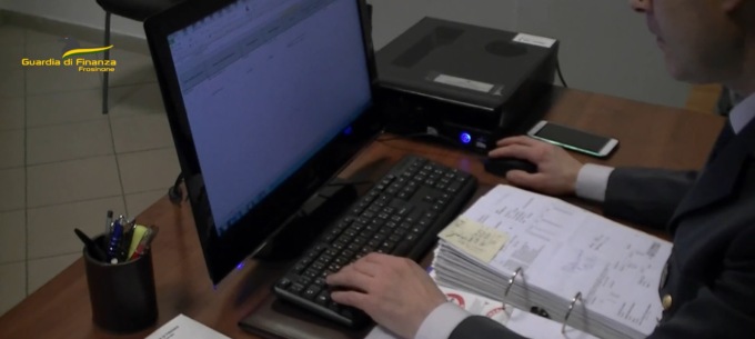 Ottenevano contributi per l’energia con documenti falsi: il sodalizio faceva base in provincia di Treviso
