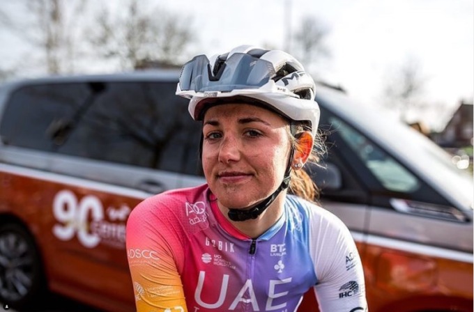 Laura Tomasi, il video shock della giovane ciclista colpita da un’auto: “Ho paura ad allenarmi”