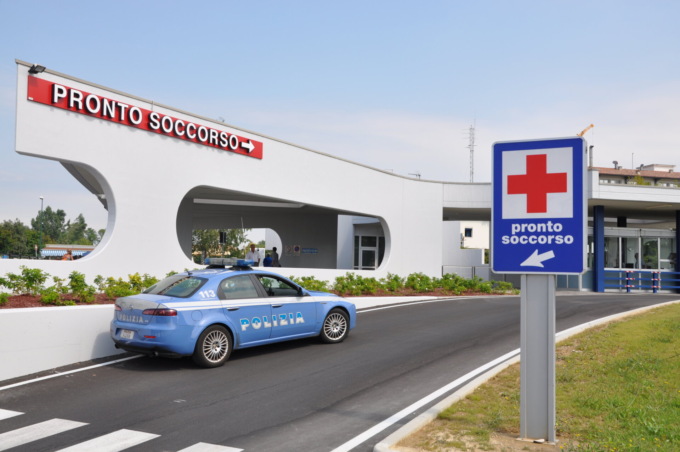 Assiste la moglie mentre sta partorendo: l’ostetrica gli ruba il borsello con 2mila euro