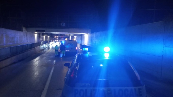 Camion incastrato nel sottopasso blocca la viabilità e perde una tonnellata di mais