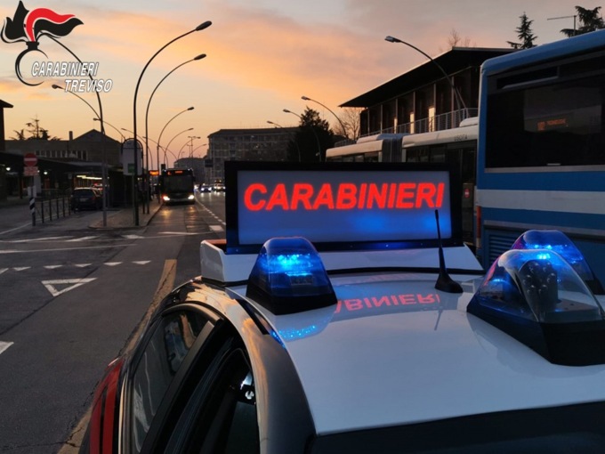 Carabinieri, il 28enne che ha fatto “impazzire” l’alcoltest e il 50enne “Rambo” coi coltelli in auto