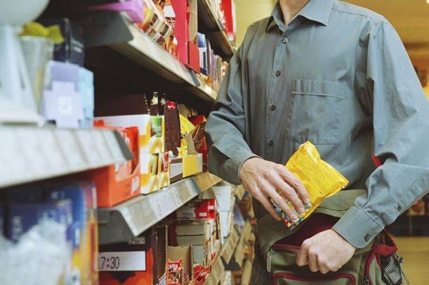 I due giovani beccati a rubare nel supermercato a Montebelluna e il 29enne di Sarmede che girava con un pericoloso coltello