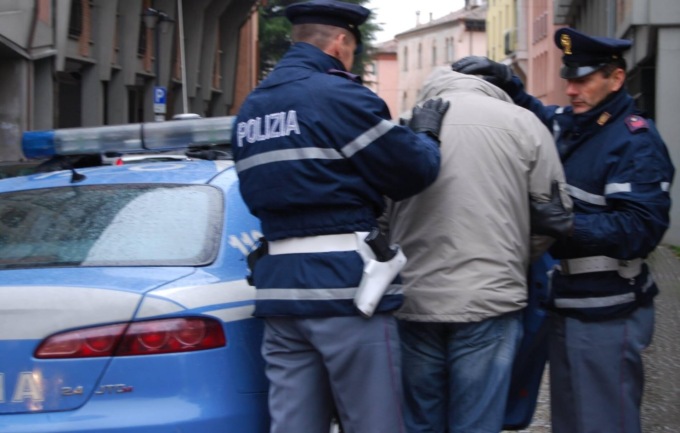 Rapina al centro commerciale di Conegliano e pugno in faccia al titolare: 29enne senegalese va in carcere