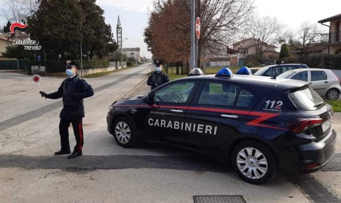 Girava in auto con degli strani “accessori”: mazza da baseball e coltello a serramanico
