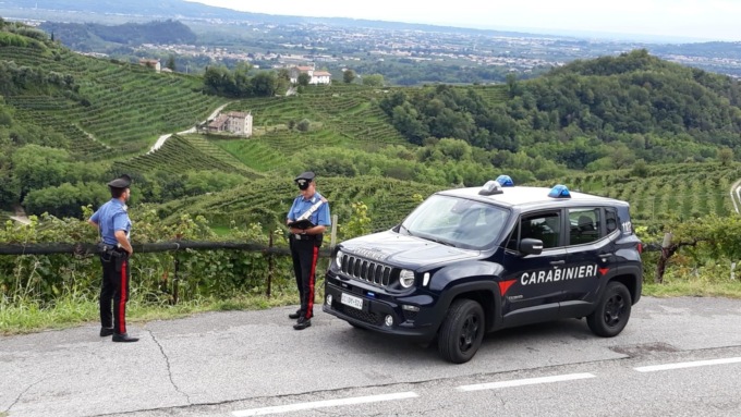 Fa razzia di attrezzature nelle stalle, ma lascia le “impronte” del fuoristrada e viene beccato