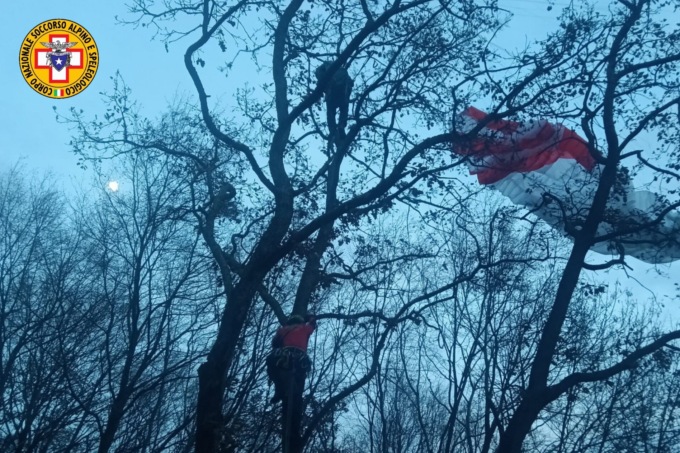Il “tedesco volante” precipita col parapendio e rimane appeso sull’albero