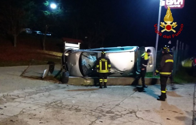Perde il controllo dell’auto e si ribalta: un ferito a Possagno