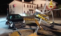 Incidenti stradali notte di Capodanno, un'auto contro un albero e un'altra contro un palo della luce