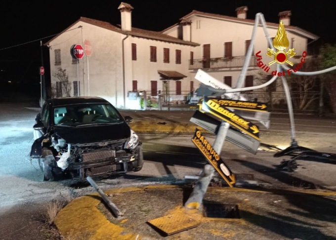 Incidenti stradali notte di Capodanno, un’auto contro un albero e un’altra contro un palo della luce