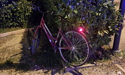 Treviso, investe un ciclista 19enne con l'auto e scappa: caccia al "pirata" della strada