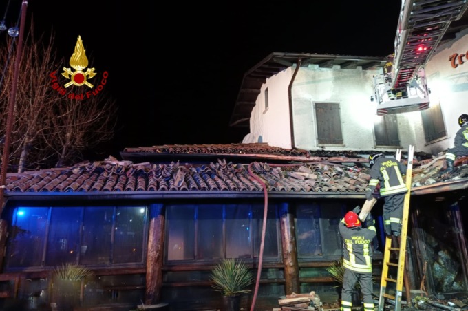 Valdobbiadene, le foto del tremendo incendio al ristorante Tre Noghere: una persona intossicata
