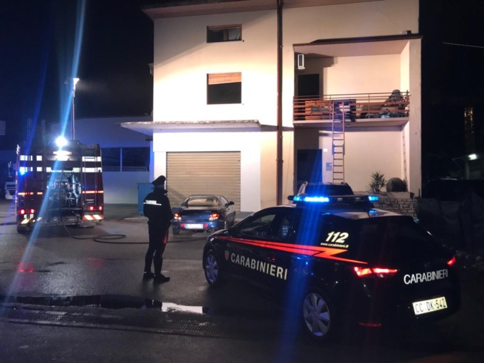 Famiglia scampa all’incendio della casa: il papà resta leggermente intossicato dal fumo