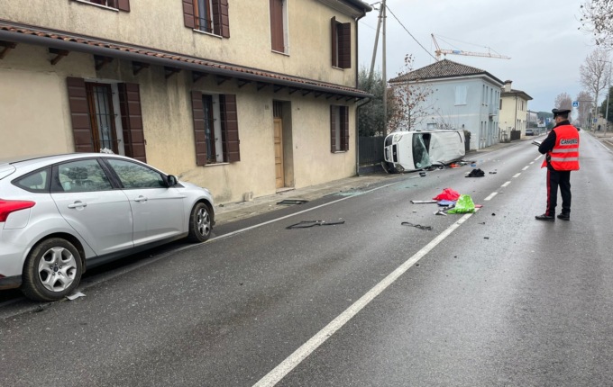 Tenta il sorpasso ma si schianta contro un’auto e il furgone si capovolge: ferito un 65enne