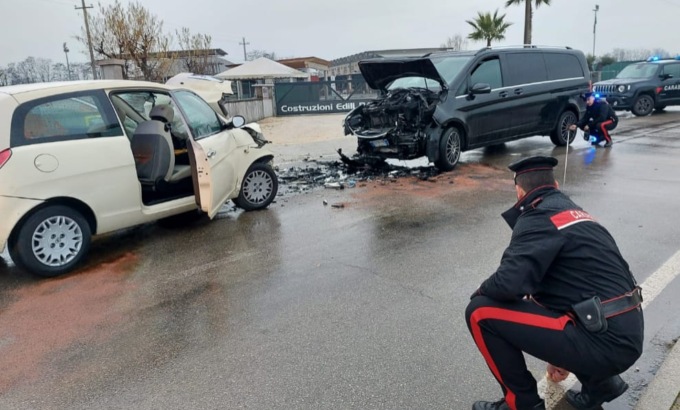 Tremendo frontale tra auto a Paese: due feriti