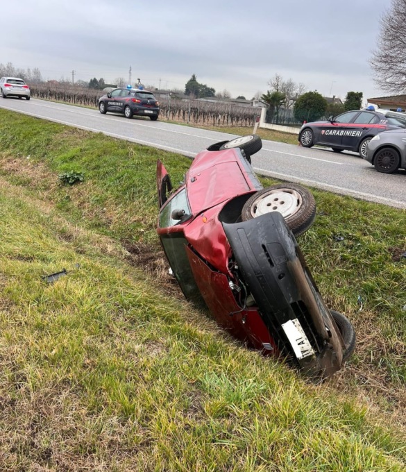 Tenta la fuga dai Carabinieri con l’auto rubata, ma finisce nel fosso: 20enne (denunciato) in ospedale