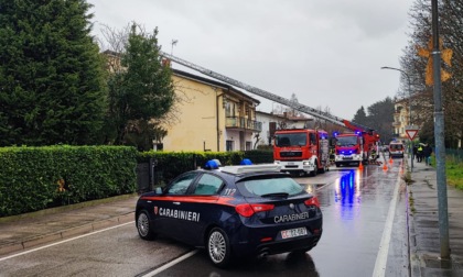 Incendio a Mogliano Veneto, in fiamme il tetto di una casa: paura per un 66enne