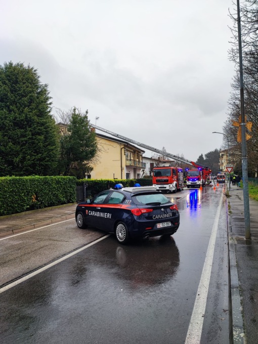 Incendio a Mogliano Veneto, in fiamme il tetto di una casa: paura per un 66enne