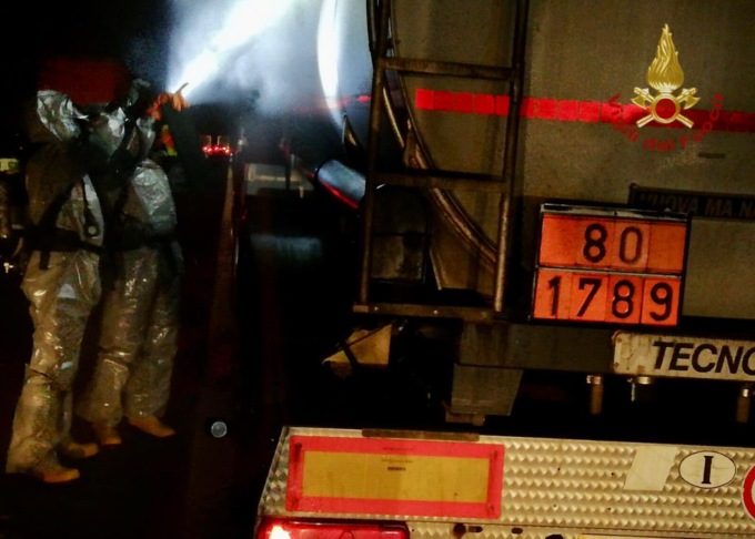 Autostrada A4, video e foto dell’autocisterna che ha perso il carico di acido cloridrico