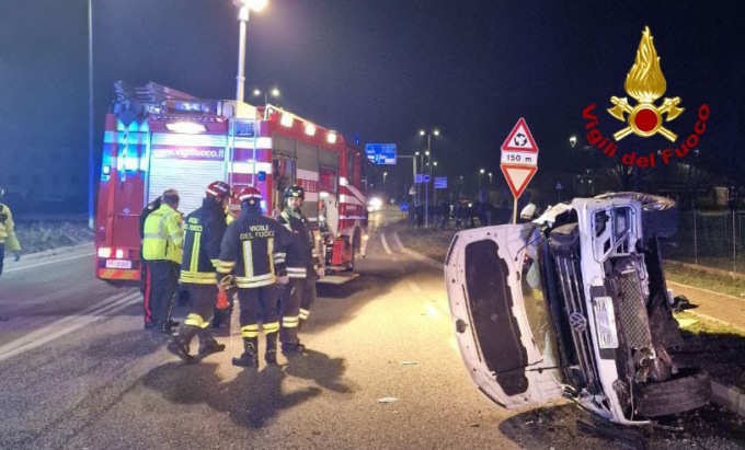Drammatico incidente all’una di notte: l’auto si rovescia sul fianco e in due restano incastrati tra le lamiere