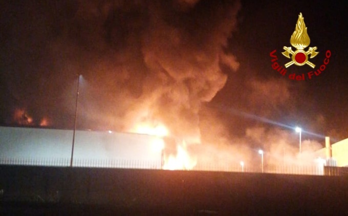 Incendio San Zenone degli Ezzelini, video e foto del rogo (accidentale) al silos della “Asolo Gold”