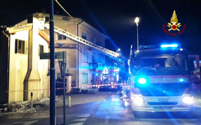 Guasto alla canna fumaria, brucia il tetto in legno di una casa a Codognè