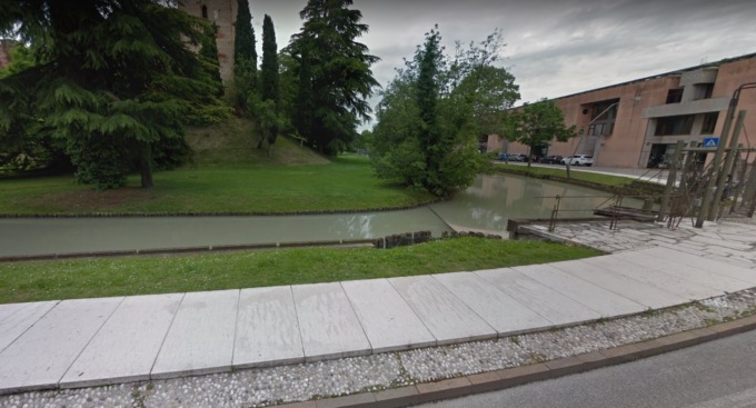 Shock a Castelfranco, cade in acqua dopo un malore e rischia di morire: salvato appena in tempo