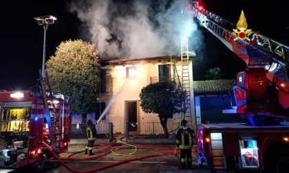 Incendio devasta il primo piano di un'abitazione a Loria