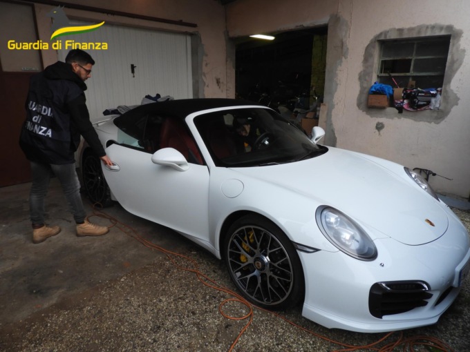 Maxi truffa delle criptovalute, i soldi dei clienti “fregati” usati per comprare auto di lusso e terreni per vini pregiati