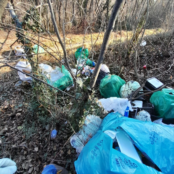 Rifiuti e scarti di macellazione clandestina abbandonati sul Col Mostaccin: beccato l’ecovandalo