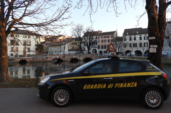 Imprese tessili “Apri e chiudi”, scoperta maxi evasione fiscale: imprenditore straniero nei guai