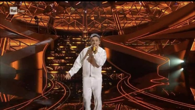 La terza serata del trevigiano Will a Sanremo: un tuffo in mare e un regalo per Amadeus